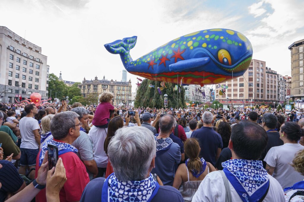 La Ballena en Bilbao ¡Fotos! ¡El alcalde en 5ª fila con el pueblo!