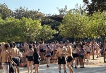 La ‘moda’ de camisetas mojadas dispara la basura en Celedón Cientos de jóvenes bañándose en la fuente tras Celedón