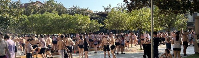 jovenes-bañandose Cientos de jóvenes bañándose en la fuente tras Celedón