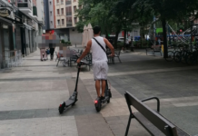 ¡Qué suerte en Vitoria! ¡Con dos patinetes! ¿O son robados?