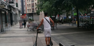 ¡Qué suerte en Vitoria! ¡Con dos patinetes! ¿O son robados?