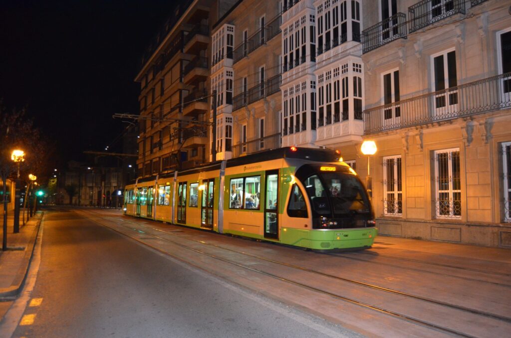 Vitoria permite ruidos nocturnos al tranvía ¿Aceptarlos? ¡Encuesta!