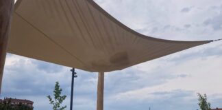 Pedruscos sobre las cabezas de los niños en Vitoria Pedruscos sobre las cabezas de los niños en Vitoria