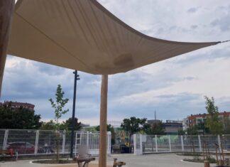 Pedruscos sobre las cabezas de los niños en Vitoria Pedruscos sobre las cabezas de los niños en Vitoria