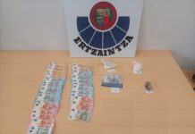 El jefe abandona el bar corriendo al llegar la Policía