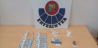 El jefe abandona el bar corriendo al llegar la Policía