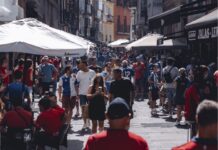 Caras largas en la puerta de Mendi antes del Alavés-Osasuna Caras largas en la puerta de Mendi antes del Alavés-Osasuna