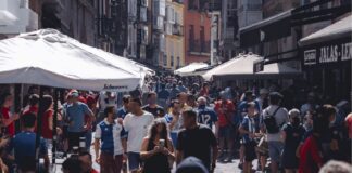 Caras largas en la puerta de Mendi antes del Alavés-Osasuna Caras largas en la puerta de Mendi antes del Alavés-Osasuna