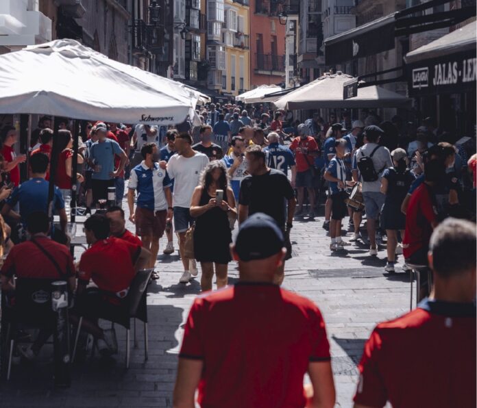 Caras largas en la puerta de Mendi antes del Alavés-Osasuna