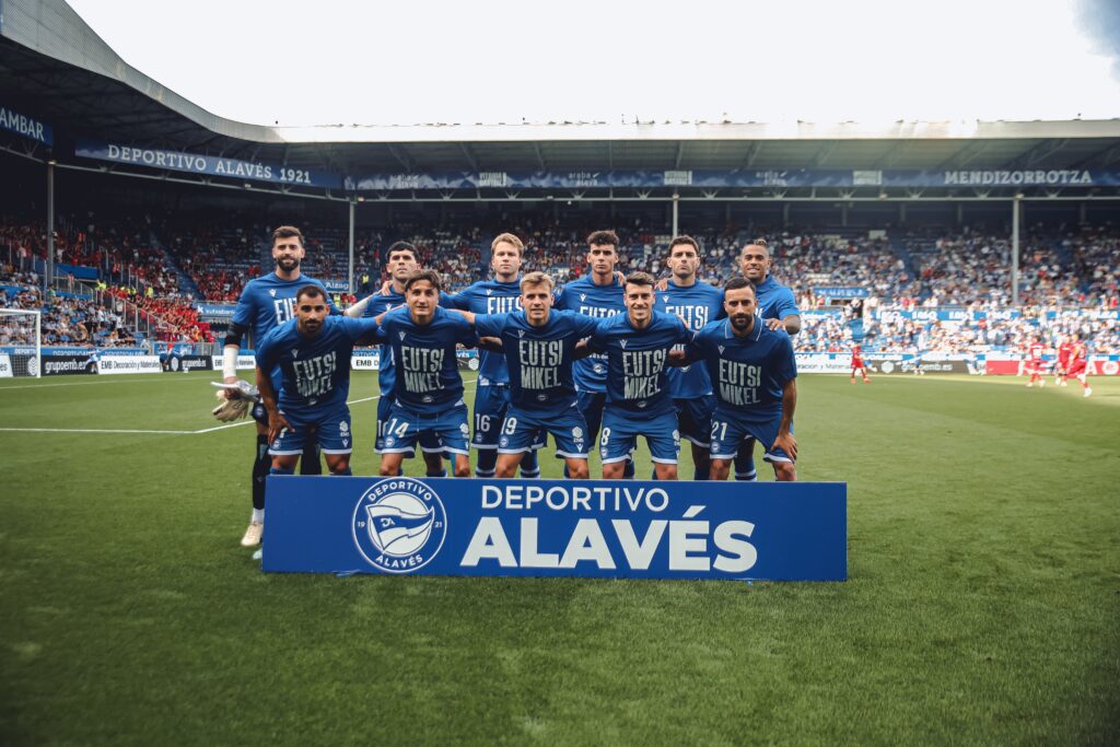 Otro homenaje de la plantilla del Alavés que no querrían hacer