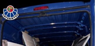 La grúa carga una furgoneta robada en Vitoria