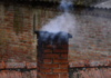 Chimenea a punto de caer a la acera en Vitoria Chimenea a punto de caer a la acera en Vitoria