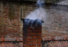 Chimenea a punto de caer a la acera en Vitoria Chimenea a punto de caer a la acera en Vitoria