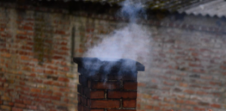 Chimenea a punto de caer a la acera en Vitoria Chimenea a punto de caer a la acera en Vitoria