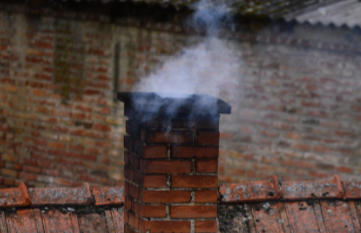 Chimenea a punto de caer a la acera en Vitoria