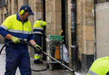 Primeros aplausos a una calle limpia de pintadas en Vitoria Primeros aplausos a una calle limpia de pintadas en Vitoria