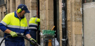 Primeros aplausos a una calle limpia de pintadas en Vitoria Primeros aplausos a una calle limpia de pintadas en Vitoria
