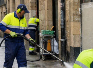 Primeros aplausos a una calle limpia de pintadas en Vitoria Primeros aplausos a una calle limpia de pintadas en Vitoria