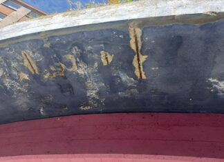 Riesgo para peatones en Vitoria por desprendimientos del puente Riesgo para peatones en Vitoria por desprendimientos del puente