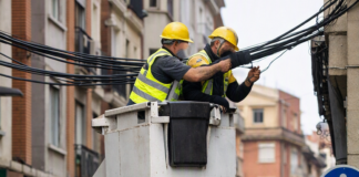 Unos cables paran el tráfico en Vitoria Unos cables paran el tráfico en Vitoria