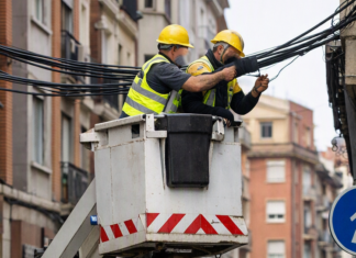 Unos cables paran el tráfico en Vitoria Unos cables paran el tráfico en Vitoria