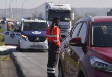 Intensifican controles de móviles al conducir en Álava Intensifican controles de móviles al conducir en Álava
