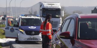 Intensifican controles de móviles al conducir en Álava Intensifican controles de móviles al conducir en Álava