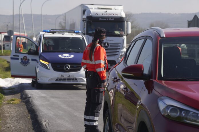 control-tráfico.vitoria-alava Intensifican controles de móviles al conducir en Álava