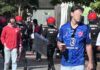 Policías sudan para escoltar aficionados del Atlético hacia Mendi Policías sudan para escoltar aficionados del Atlético hacia Mendi