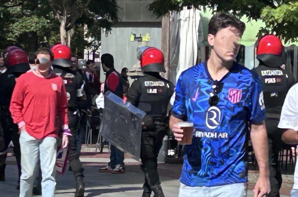 Policías sudan para escoltar aficionados del Atlético hacia Mendi