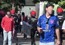 Policías sudan para escoltar aficionados del Atlético hacia Mendi Policías sudan para escoltar aficionados del Atlético hacia Mendi