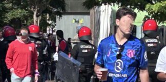 Policías sudan para escoltar aficionados del Atlético hacia Mendi Policías sudan para escoltar aficionados del Atlético hacia Mendi