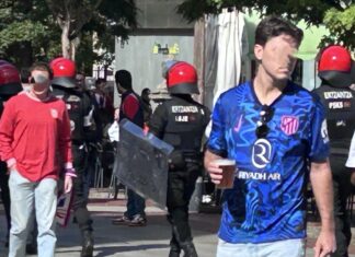 Policías sudan para escoltar aficionados del Atlético hacia Mendi Policías sudan para escoltar aficionados del Atlético hacia Mendi