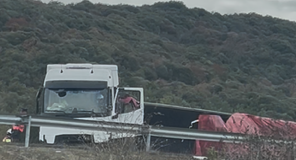 Vuelca un camión y corta la autovía de Vitoria a Bilbao