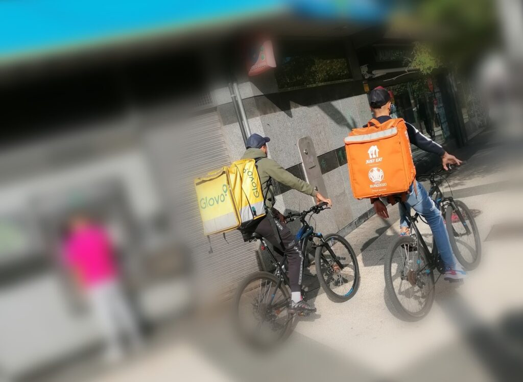 Repartidores, en el punto de mira de peatones en Vitoria