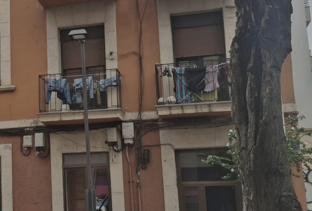Trasteros y tenderetes en fachadas de Vitoria ¡Estampas de pueblucho!