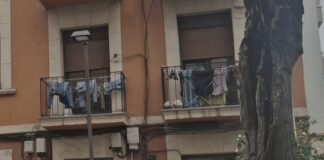 Trasteros y tenderetes en fachadas de Vitoria ¡Estampas de pueblucho! Trasteros y tenderetes en fachadas de Vitoria ¡Estampas de pueblucho!