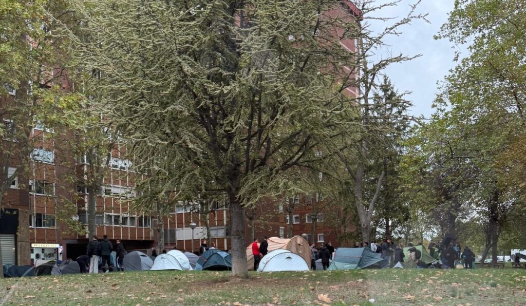 Acampada para impedir un desalojo en Vitoria ¡Ingresan 2.000 €/mes!