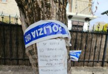 Cartel casero en Vitoria ante la desidia policial Riesgo accidente Vitoria: Vecinos hacen de policías con un cartel casero