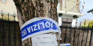 Riesgo accidente Vitoria: Vecinos hacen de policías con un cartel casero Riesgo accidente Vitoria: Vecinos hacen de policías con un cartel casero