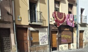 Trasteros y tenderetes en fachadas de Vitoria ¡Estampas de pueblucho!
