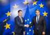 Pradales y su entusiasmo por fotos con banderas de Europa Pradales y su entusiasmo por fotos con banderas de Europa