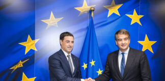 Pradales y su entusiasmo por fotos con banderas de Europa Pradales y su entusiasmo por fotos con banderas de Europa
