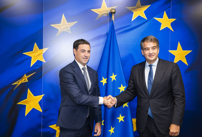 Pradales y su entusiasmo por fotos con banderas de Europa