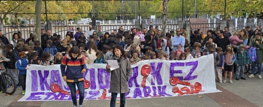 Niños en Vitoria para pedir más para desalojados y criticar policías