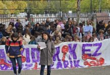 Niños en Vitoria para pedir más para desalojados y criticar policías Niños en Vitoria para pedir más para desalojados y criticar policías