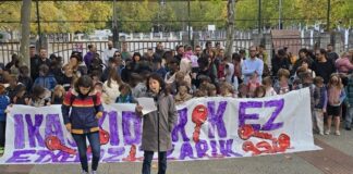 Niños en Vitoria para pedir más para desalojados y criticar policías Niños en Vitoria para pedir más para desalojados y criticar policías